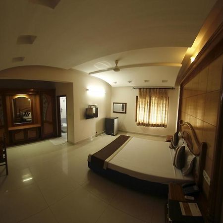 Hotel Dolphin Jalandhar Buitenkant foto